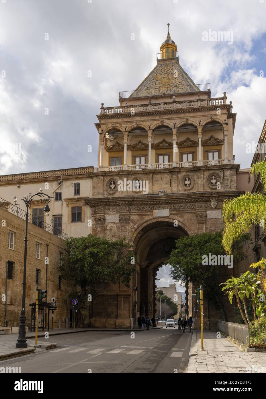 Palermo, Italien, 13. Januar 2024: Blick auf das historische Stadttor Porta Nuova in der Innenstadt von Palermo, Europa Stockfoto