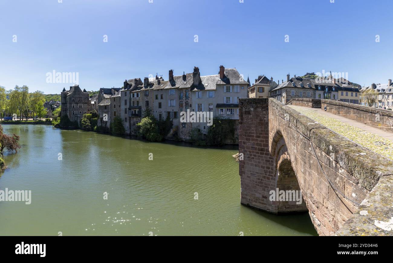 Espalion, Frankreich, 19. März 2024: Blick auf das idyllische Dorf Espalion im Departement Aveyron in Südmittelfrankreich, Europa Stockfoto