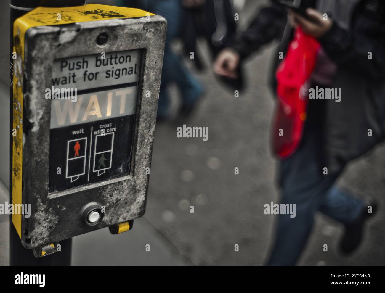 Grunge Urban City Szene von Menschen eine Straße überqueren in Großbritannien mit Platz kopieren Stockfoto