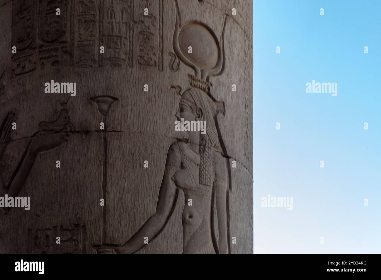 KOM Ombo, Ägypten; 17. Januar 2024: Der Tempel von KOM Ombo, ein heiliger Ort, der dem Krokodilgott Sobek gewidmet ist. Entziffern Sie die Hieroglyphen des Tempels. Stockfoto