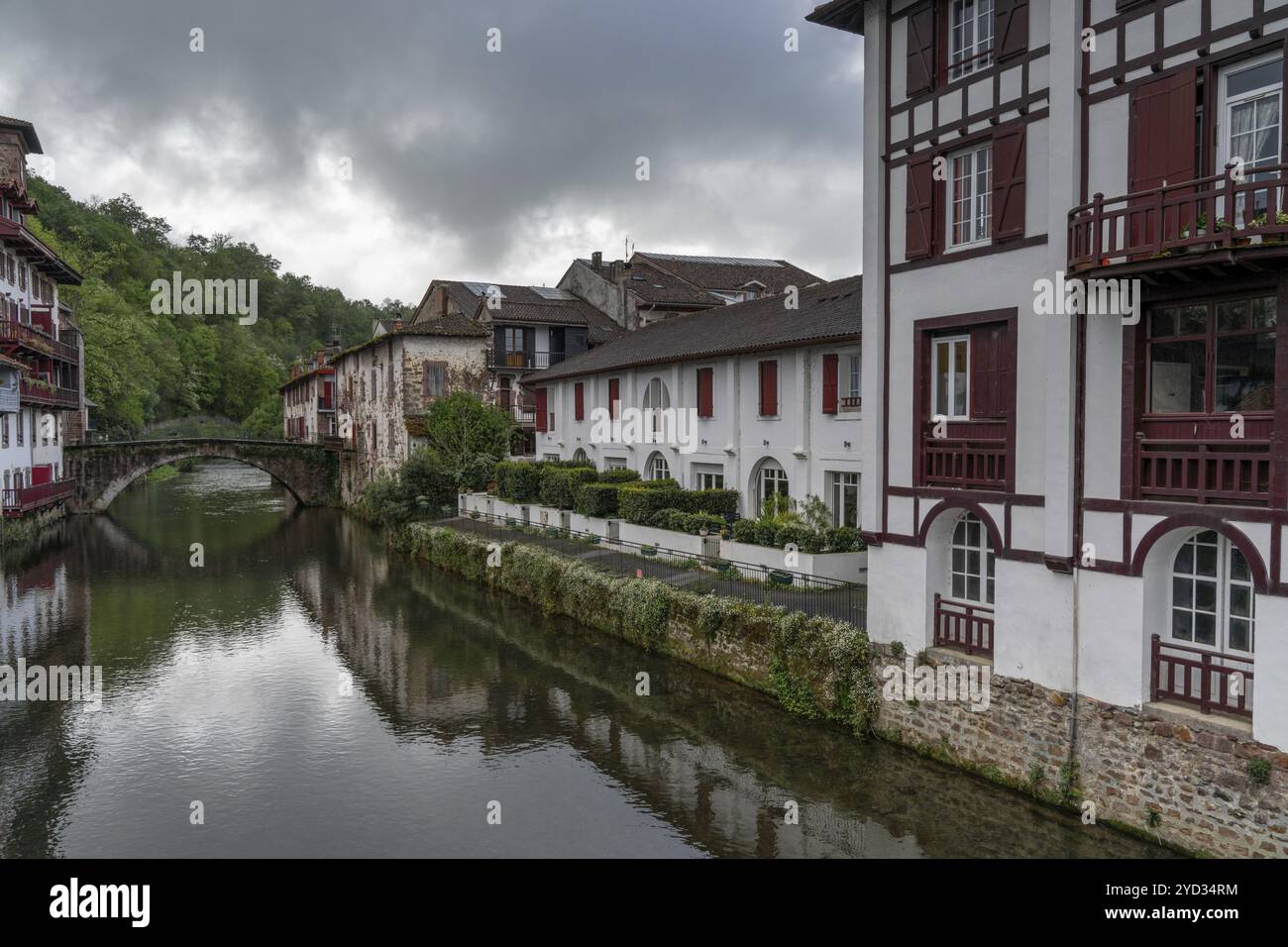 Saint-Jean-Pied-de-Port, Frankreich, 17. April 2024: Blick auf die Altstadt von Saint-Jean-Pied-de-Port mit der Steinbrücke über die Nive, Europa Stockfoto