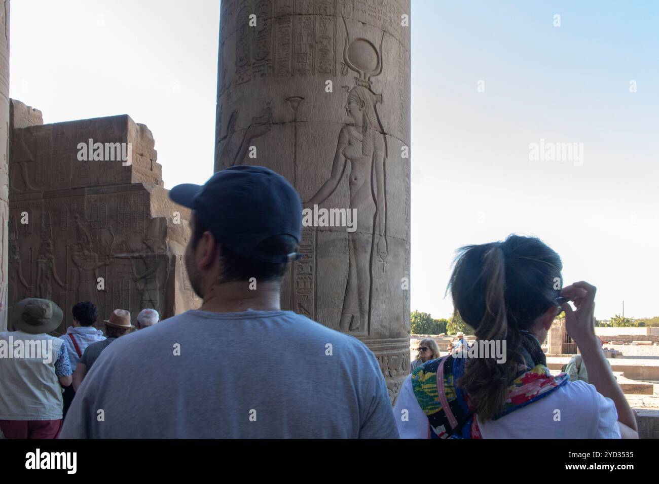 KOM Ombo, Ägypten; 17. Januar 2024: Touristen erkunden das Geheimnis von KOM Ombo, einem Doppeltempel, der dem Krokodilgott Sobek am Ufer gewidmet ist. Stockfoto