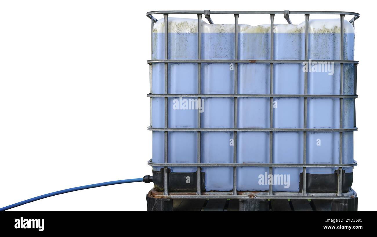 Ein zwischengelager Bulk-Behälter (oder ein Palettentank oder IBC-Tank oder sperrig) für Flüssigkeiten mit einem Schlauch auf weißem Hintergrund Stockfoto