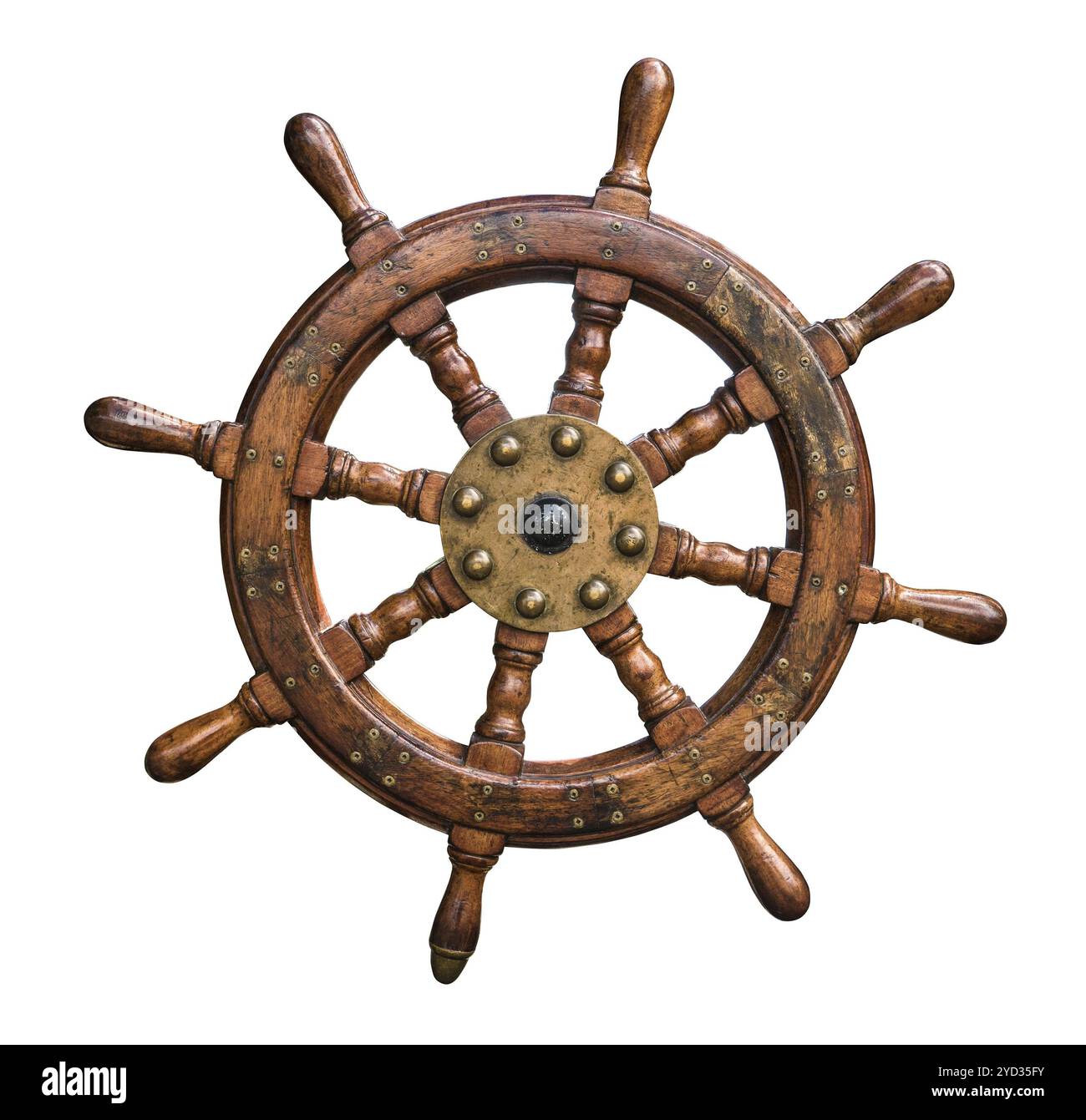 Isolierte Vintage aus Holz und Messing Schiffs Lenkrad mit weißem Hintergrund Stockfoto