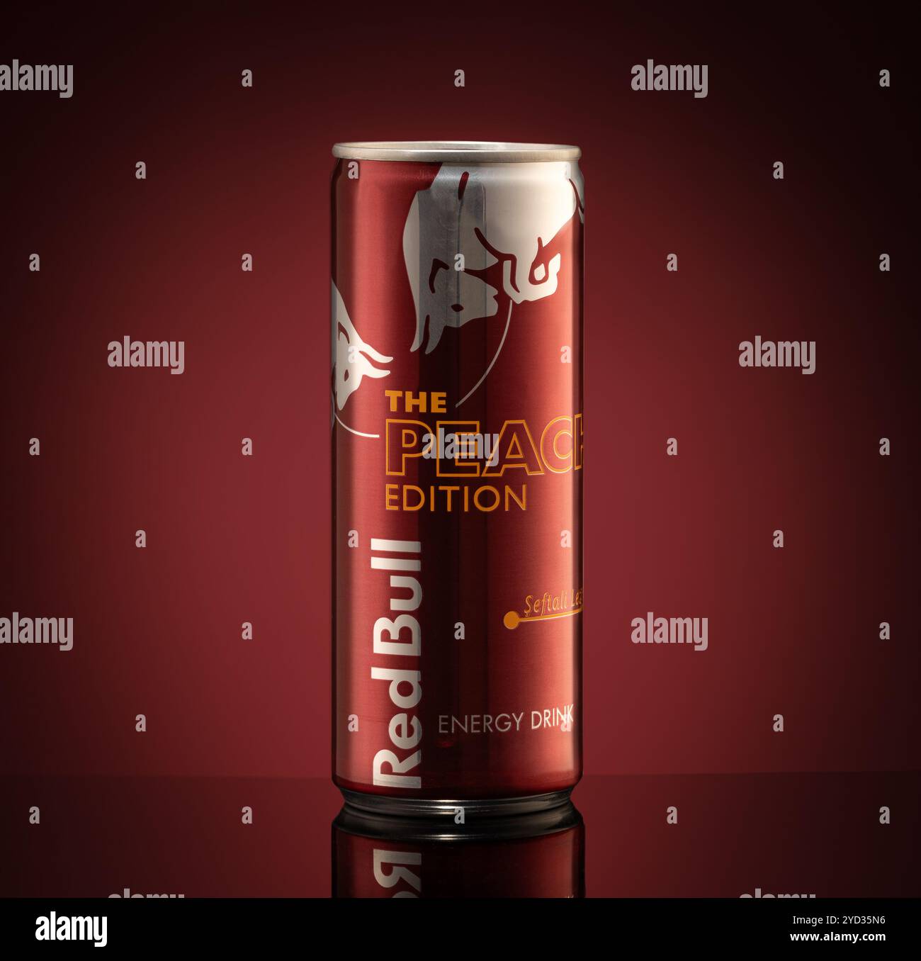 Istanbul, Türkei - 20. Oktober 2024: Nahaufnahme der Redbull Peach Edition kann auf schwarzer reflektierender Oberfläche isoliert werden Stockfoto