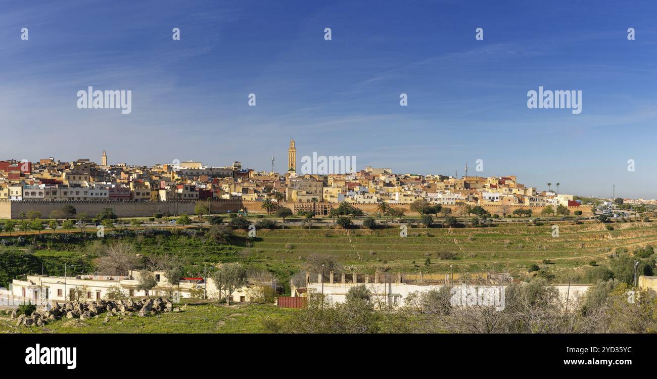 Meknes, Marokko, 5. März 2024: Stadtbild der Altstadt von Meknes mit Minaretten und alten Stadtmauern, Afrika Stockfoto