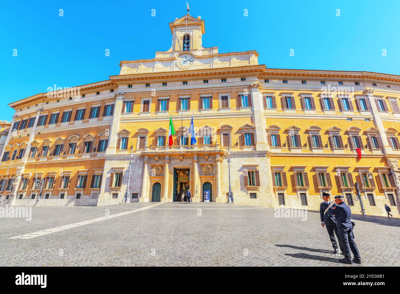 Rom, Italien, 09. MAI 2017: Palazzo Montecitorio und Obelisk von Montecitorio (Obelisco di Montecitorio) an der Piazza di Montecitorio, Rom. Italien. Stockfoto