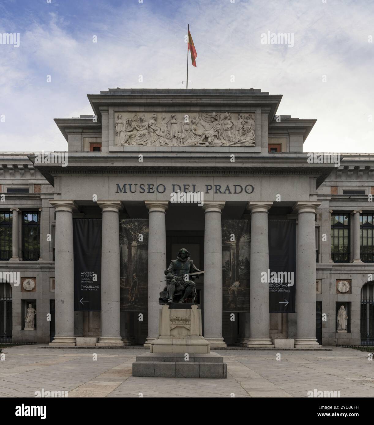 Madrid, Spanien, 6. April 2024: Blick auf den Eingang des historischen Prado-Museums in der Innenstadt von Madrid, Europa Stockfoto