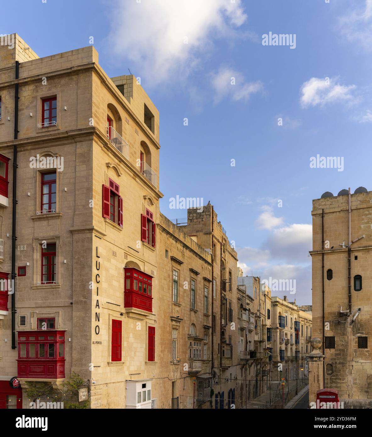 Valletta, Malta, 23. Dezember 2023: Blick auf die historische Bridge Bar und die Innenstadt von Valletta, Europa Stockfoto