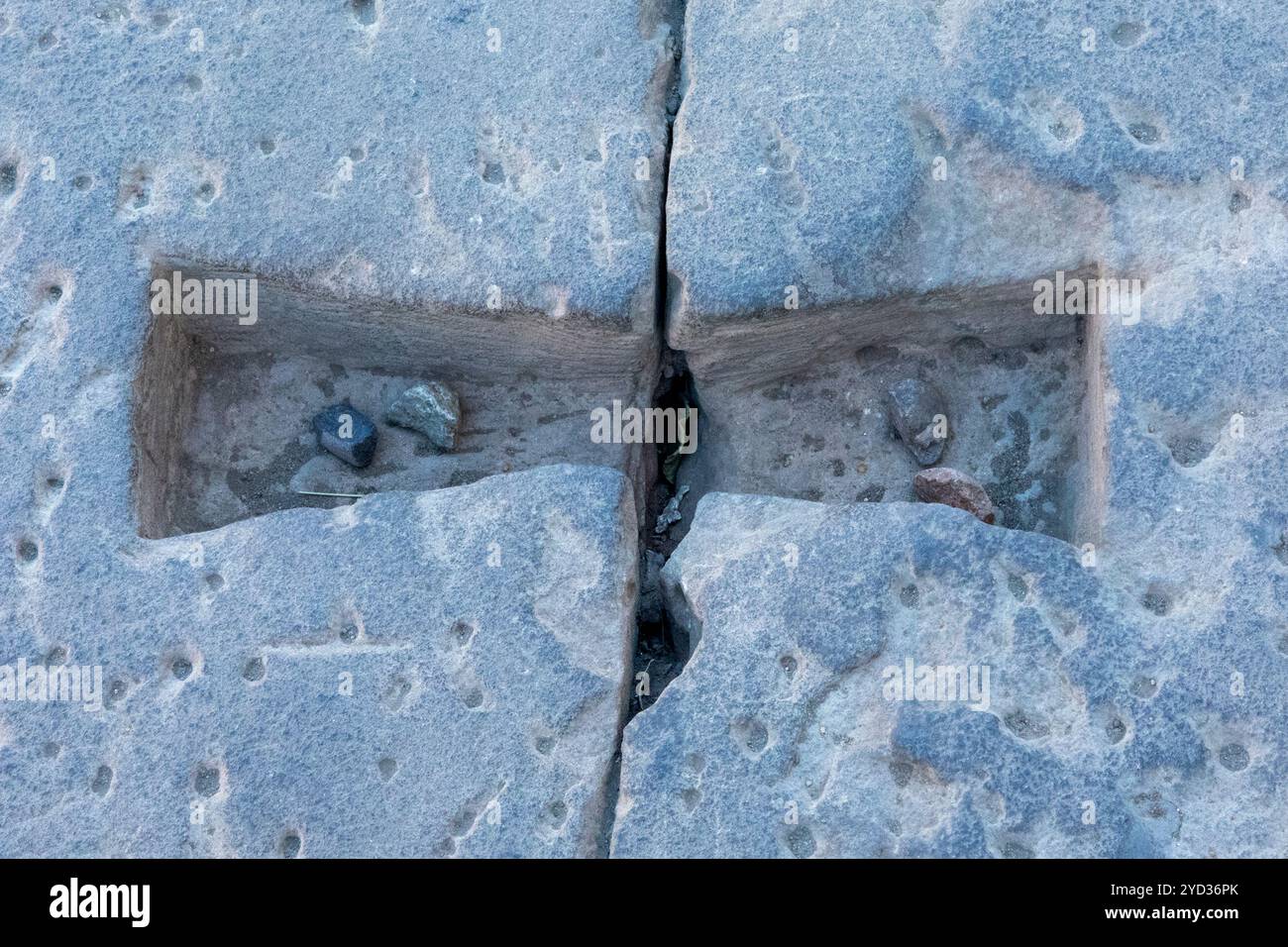 Das technische Wunder hinter den alten ägyptischen Tempeln. Entdecken Sie, wie riesige Steinblöcke präzise zusammengefügt wurden, um monumentale Elemente zu schaffen. Stockfoto