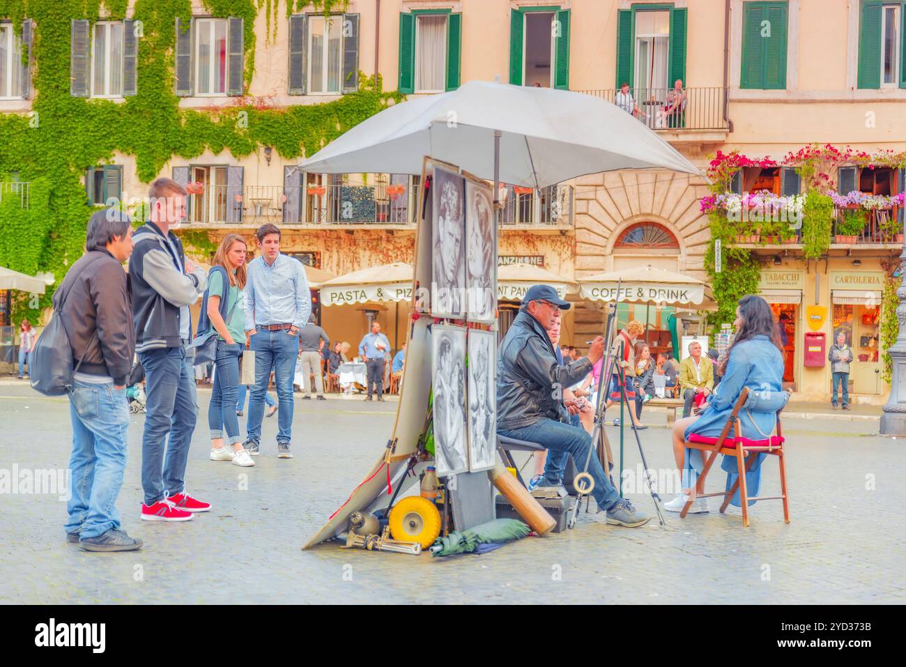 Rom, Italien, 09. MAI 2017: Künstler und Künstler auf der Straße malen Bilder mit Touristen auf der Piazza Navona Square in Rom, Italien. Es befindet sich auf dem Gelände gebaut Stockfoto