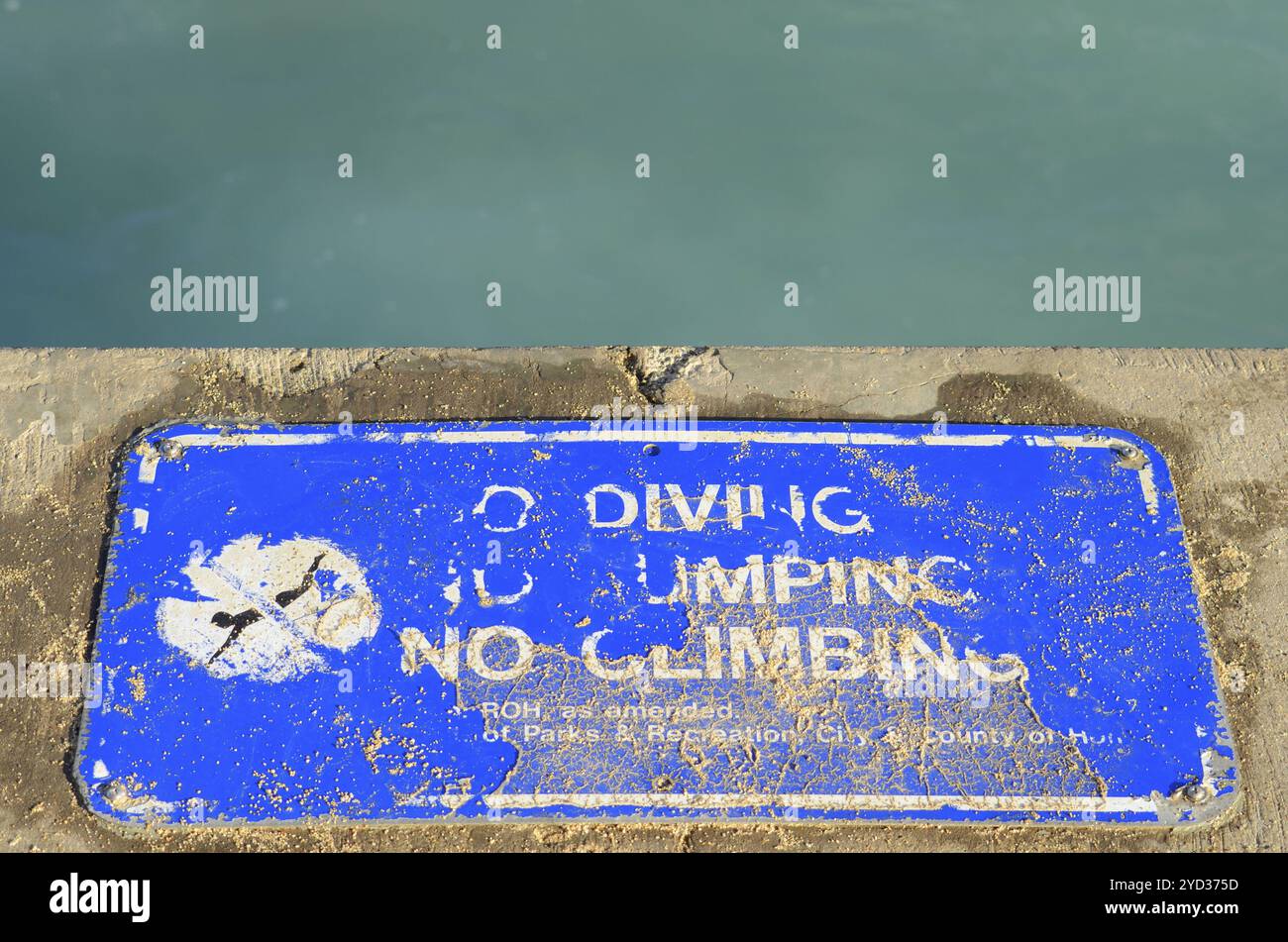 Kein Tauchen, Abwerfen oder Klettern Schild an Einem Pier Stockfoto