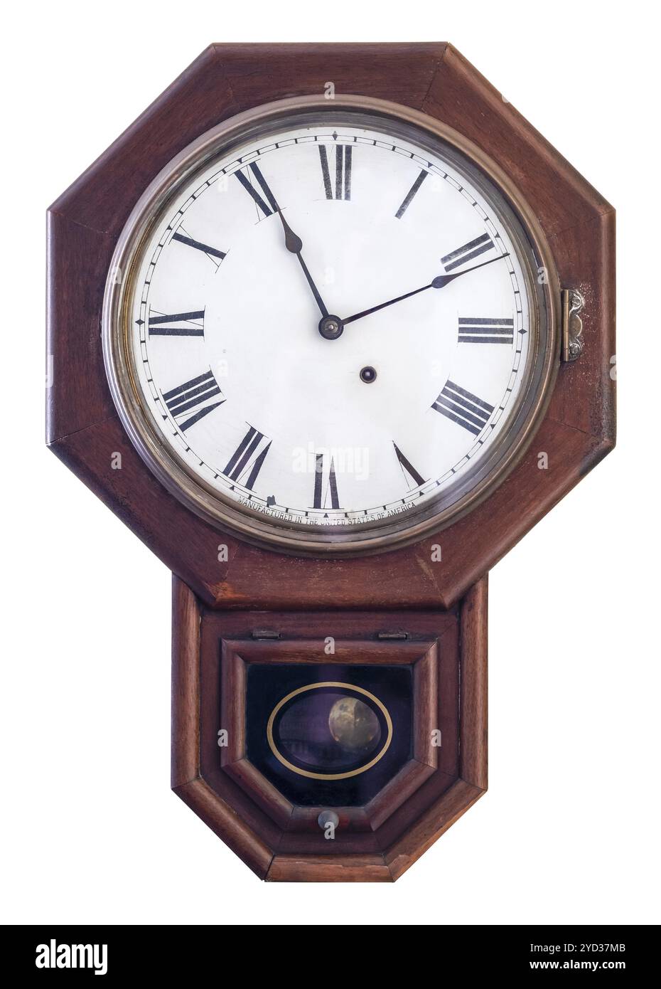 Klassische Wanduhr aus Holz mit Zifferblatt im amerikanischen Stil, isoliert auf weißem Hintergrund Stockfoto