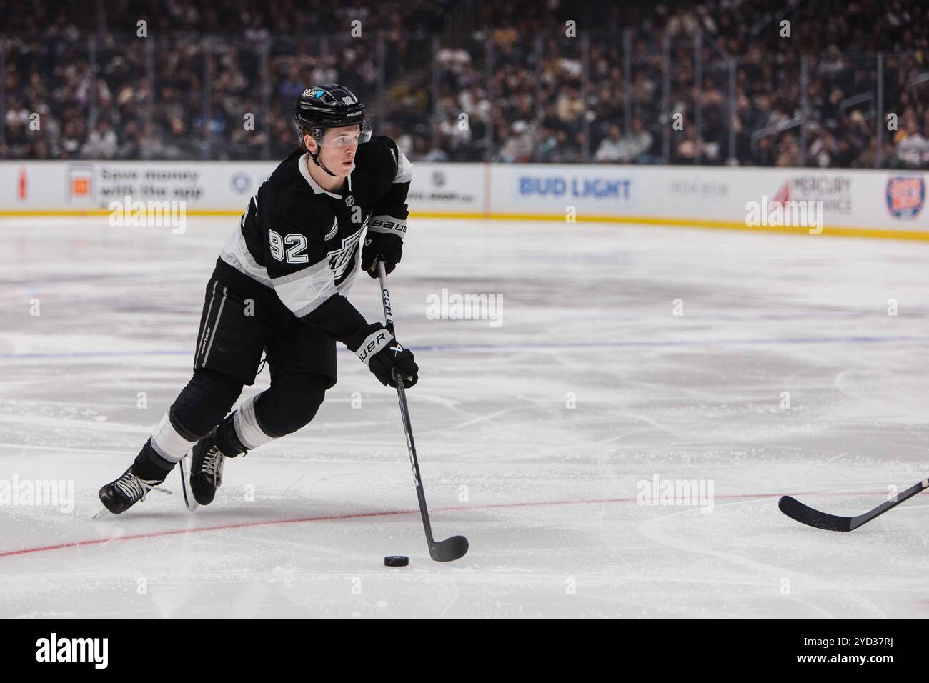 Los Angeles, Kalifornien, USA. Oktober 2024. BRANDT CLARKE von den Los Angeles Kings der NHL skatet mit dem Puck während eines Spiels in der Crypto.com Arena in Los Angeles, Kalifornien am 24. Oktober 2024 (Foto: © Alex Cave/ZUMA Press Wire) NUR ZUR REDAKTIONELLEN VERWENDUNG! Nicht für kommerzielle ZWECKE! Stockfoto