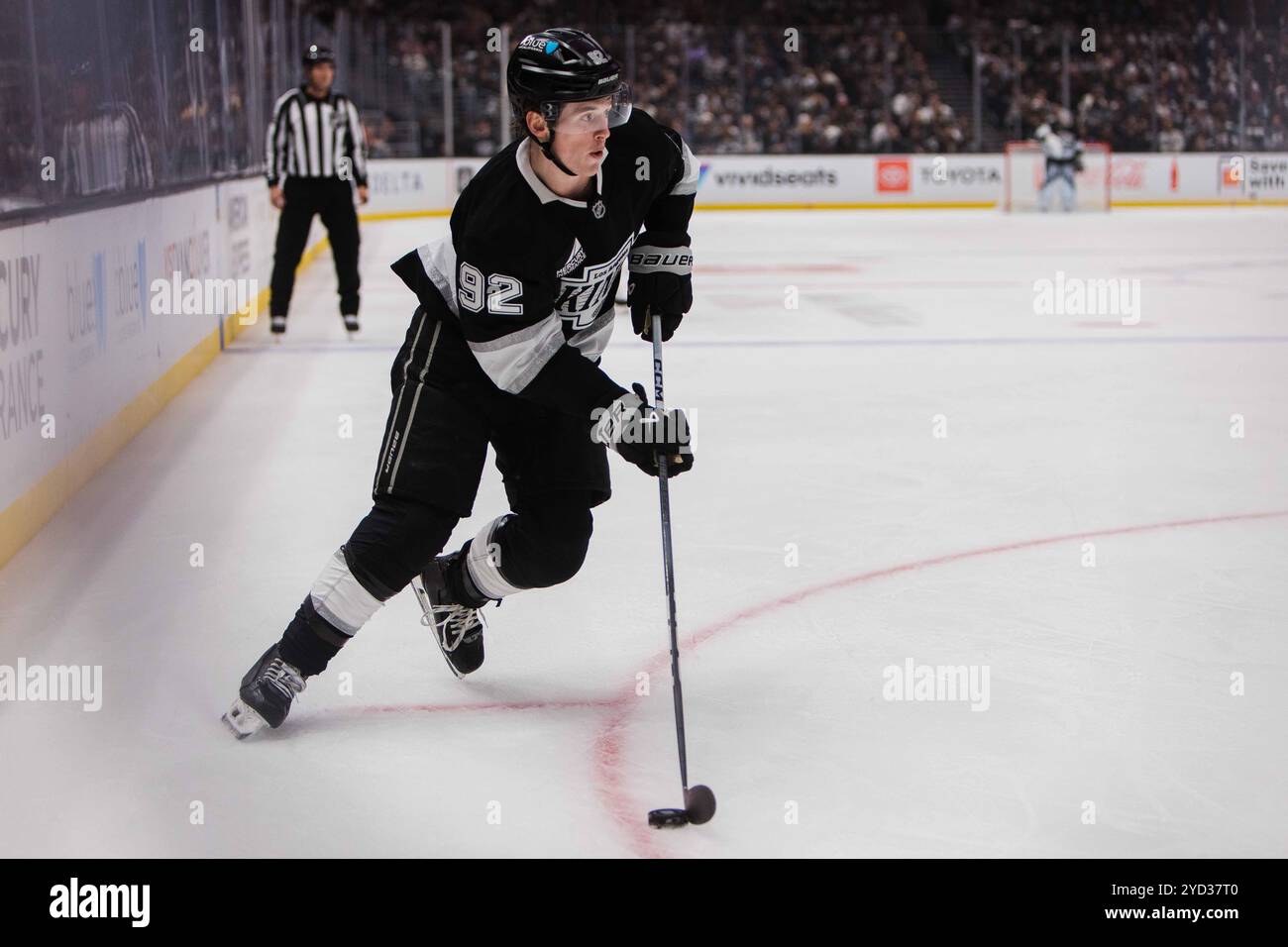 Los Angeles, Kalifornien, USA. Oktober 2024. BRANDT CLARKE von den Los Angeles Kings der NHL skatet mit dem Puck während eines Spiels in der Crypto.com Arena in Los Angeles, Kalifornien am 24. Oktober 2024 (Foto: © Alex Cave/ZUMA Press Wire) NUR ZUR REDAKTIONELLEN VERWENDUNG! Nicht für kommerzielle ZWECKE! Stockfoto