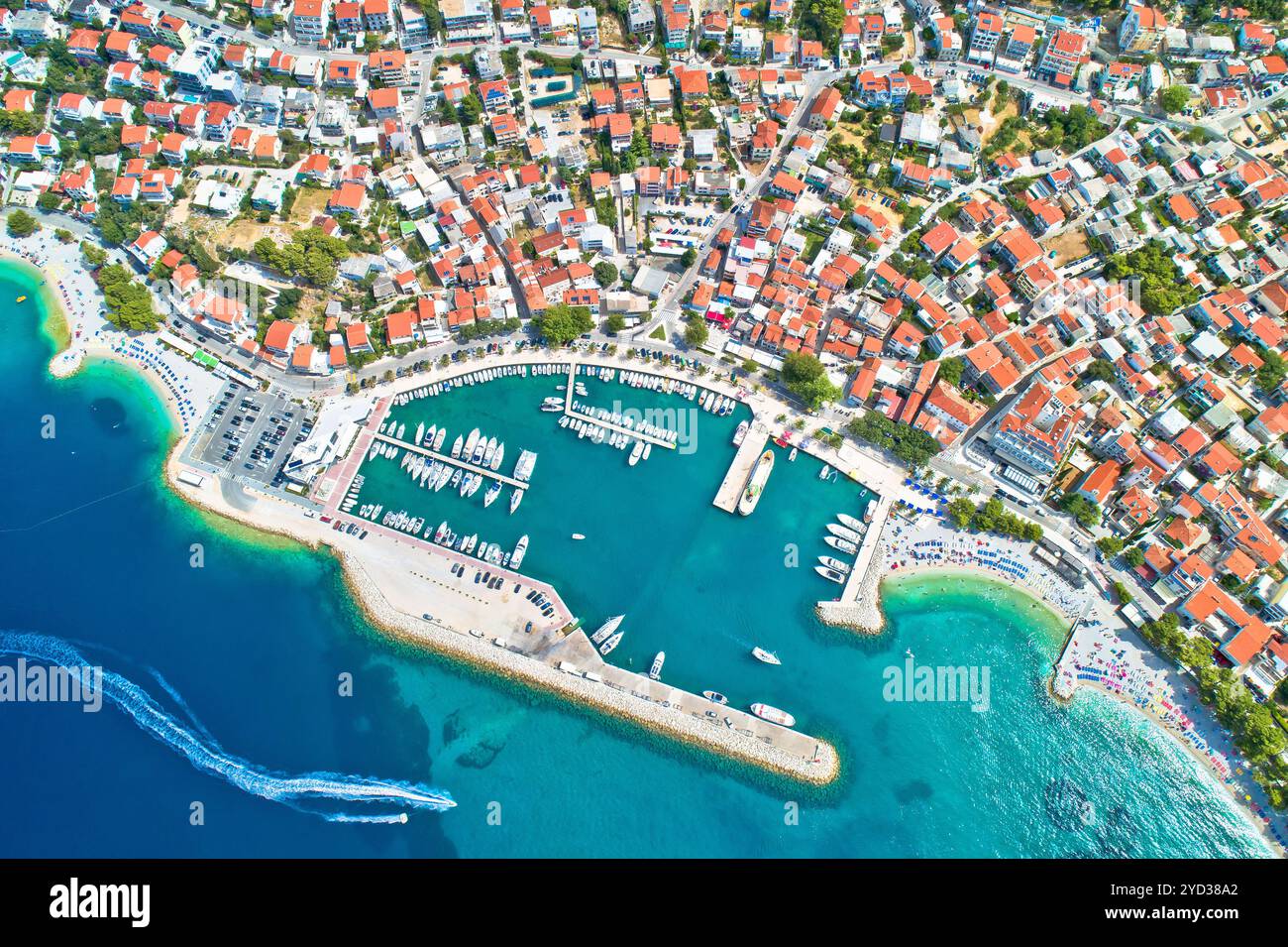 Baska Voda Strand und Uferpromenade aus der Vogelperspektive Stockfoto