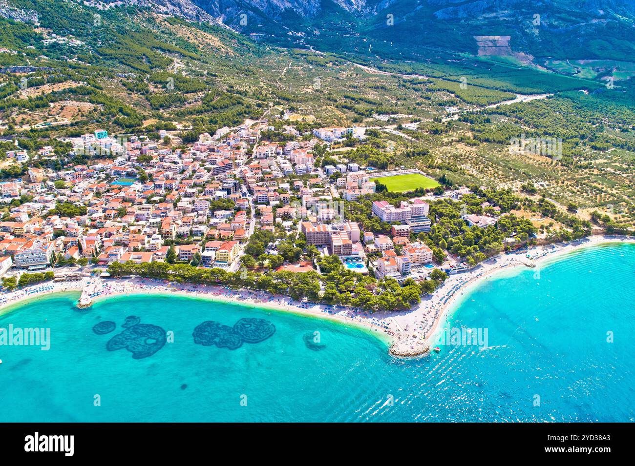 Baska Voda Strand und Uferpromenade aus der Vogelperspektive Stockfoto