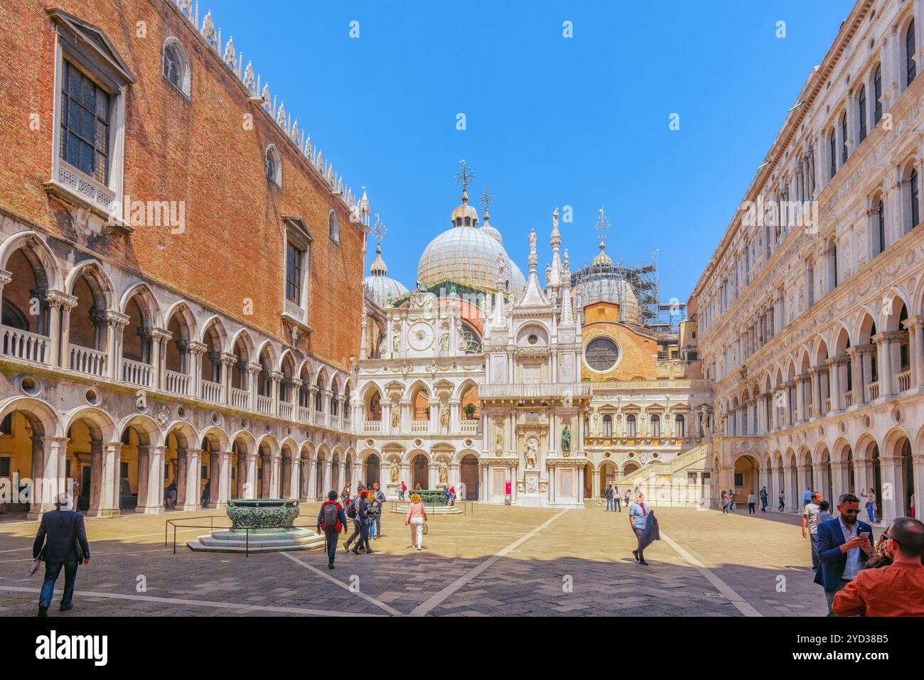 Venedig, Italien, 12. MAI 2017: Terrasse der St. Markus Kathedrale (Basilica di San Marco) und der Dogenpalast (Palazzo Ducale), Italien. Stockfoto