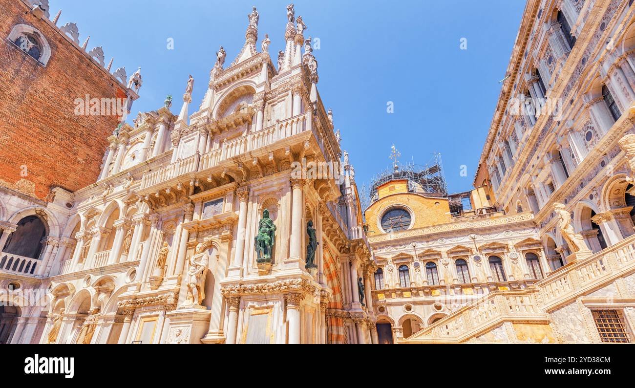 Terrasse von St. Mark's Kathedrale (Basilica di San Marco) und der Dogenpalast (Palazzo Ducale), Italien. Stockfoto