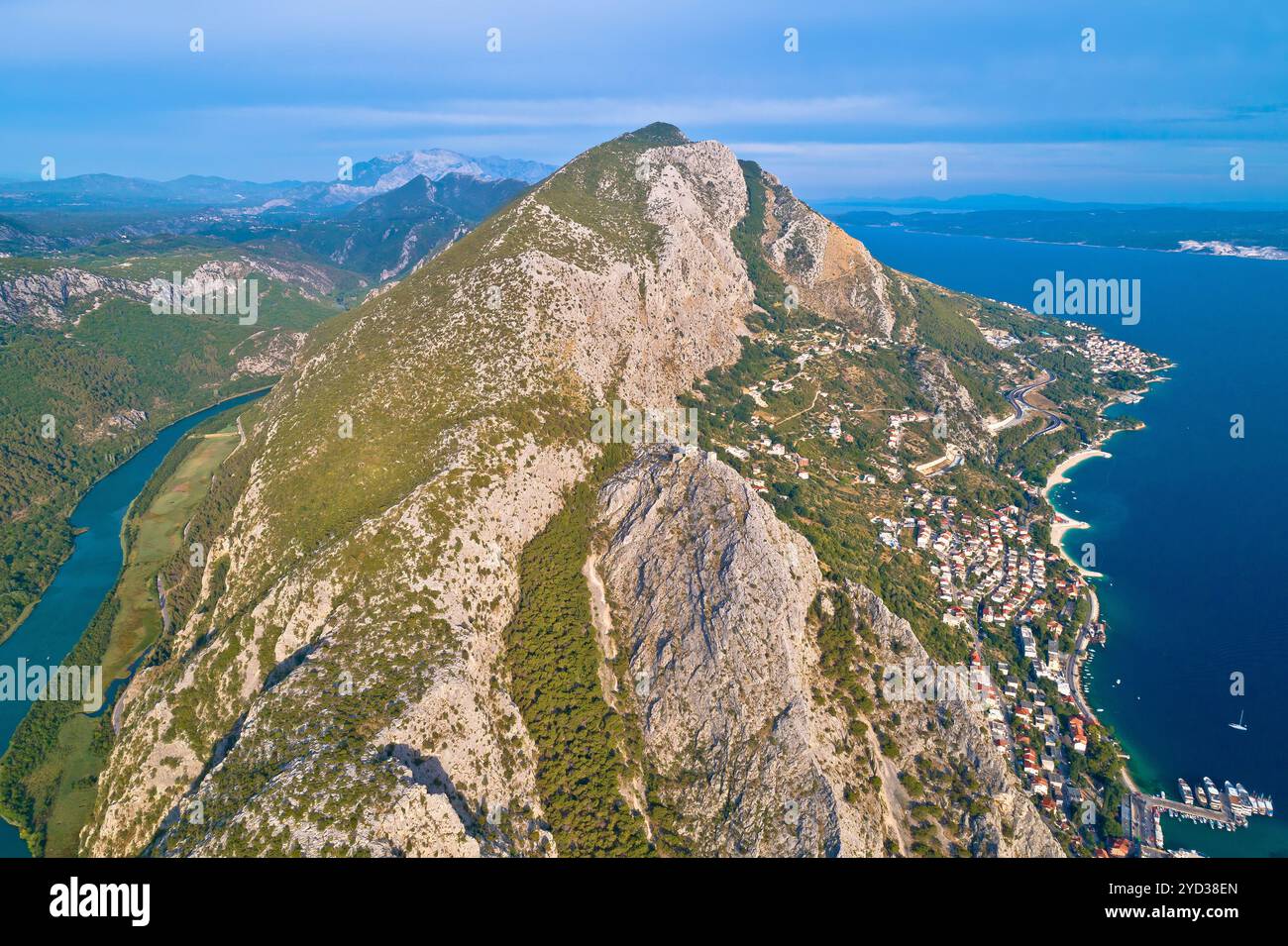 Cetina River Canyon Adria Meer und Biokovo Berg aus der Vogelperspektive Stockfoto