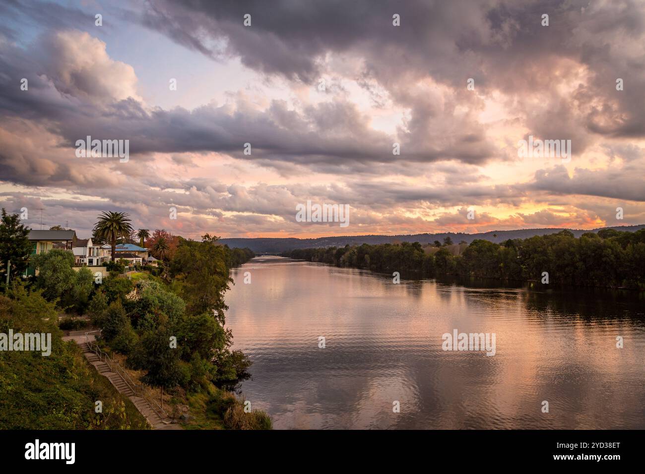 Bewölkter Himmel über dem Nepean River Penrith Stockfoto