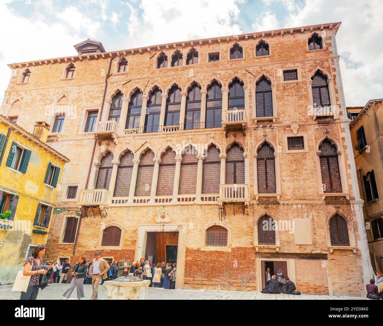 Venedig, Italien, 12. MAI 2017: die Menschen in der Nähe von Palazzo Fortuny (auch bekannt als Palazzo Pesaro degli Orfei) - ist ein Museum in San Marco, Venedig. Italien Stockfoto