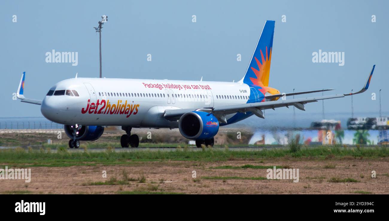 Flughafen Alicante, El Altet. Modernes Flugzeug Airbus A321 NEO der Fluggesellschaft Jet2 Holidays Landung. Stockfoto