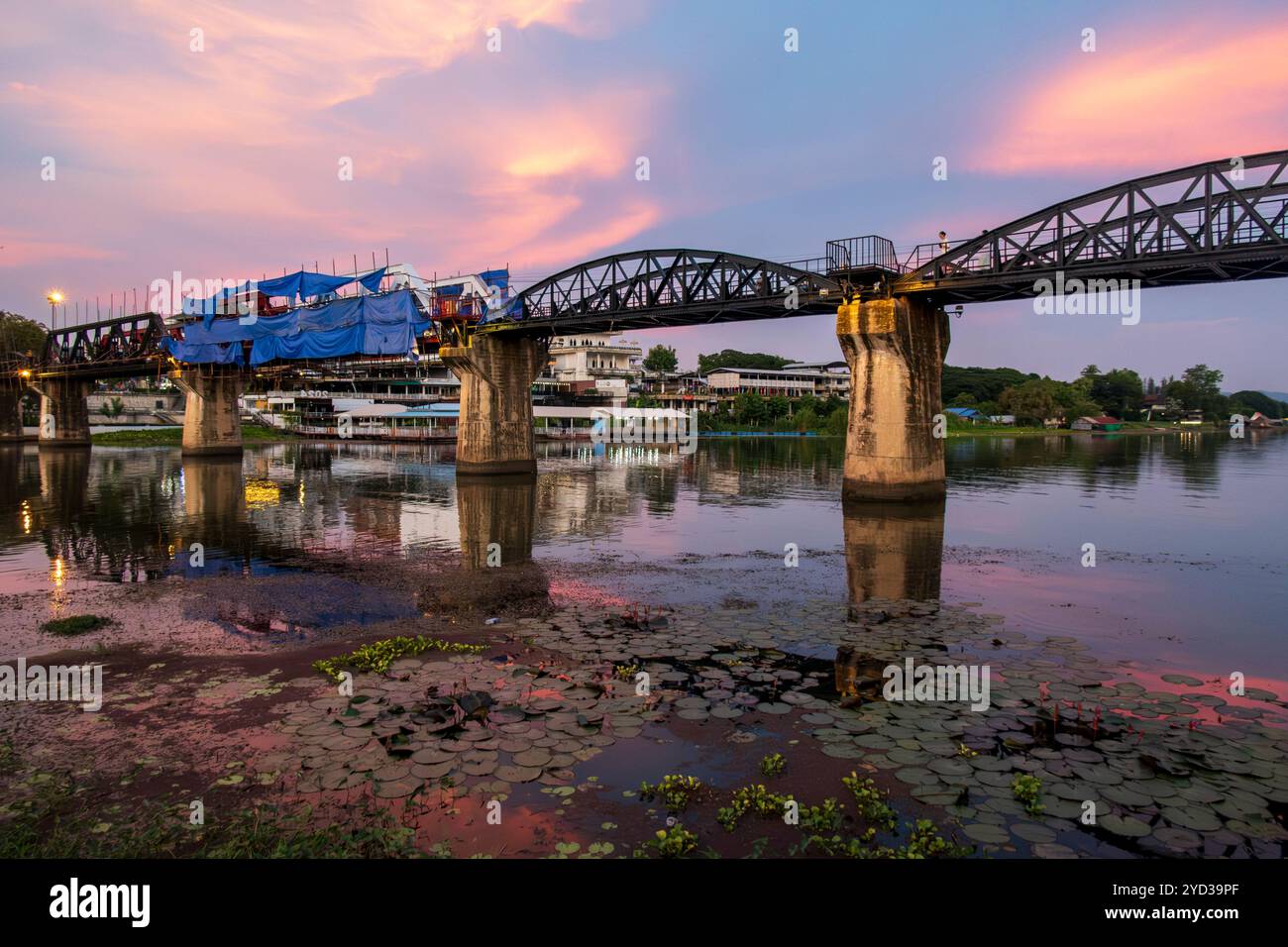 Brücke über den Fluss Kwai Sunset Kanchanaburi Thailand Stockfoto