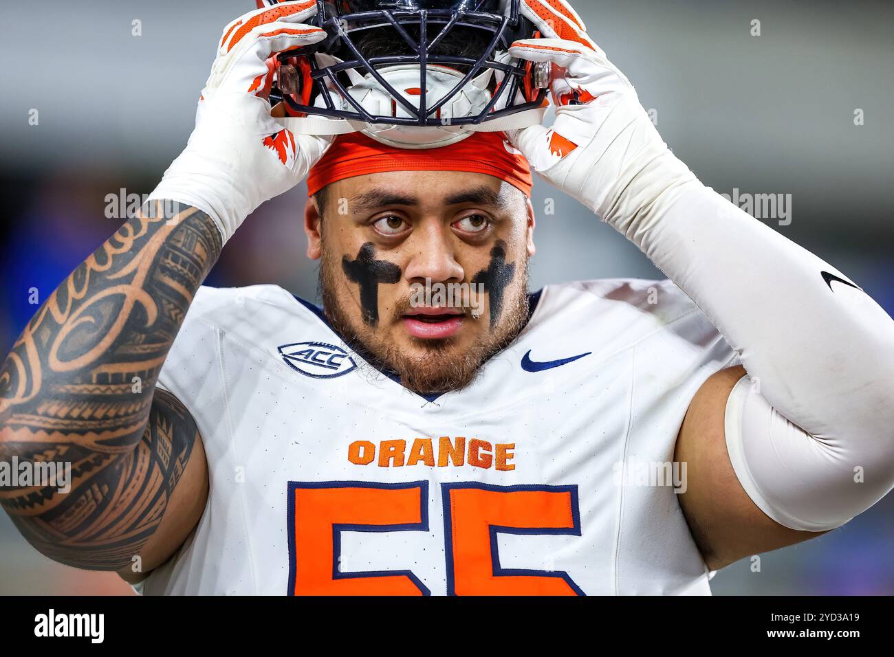 Pittsburgh, Pennsylvania, USA. Oktober 2024. Syracuse Orange Center Josh Ilaoa (55) setzt seinen Helm vor dem NCAA-Fußballspiel zwischen den Pitt Panthers und den Syracuse Orange im Acrisure Stadium in Pittsburgh, Pennsylvania, auf. Brent Gudenschwager/CSM/Alamy Live News Stockfoto