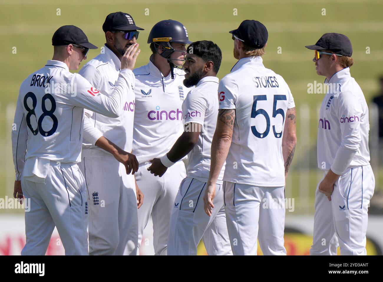England's Rehan Ahmed, center, celebrates with teammates after taking the wicket of Pakistan's Salman Ali Agha during the day two of third test cricket match between Pakistan and England, in Rawalpindi, Pakistan, Friday, Oct. 25, 2024. (AP Photo/Anjum Naveed) Stockfoto
