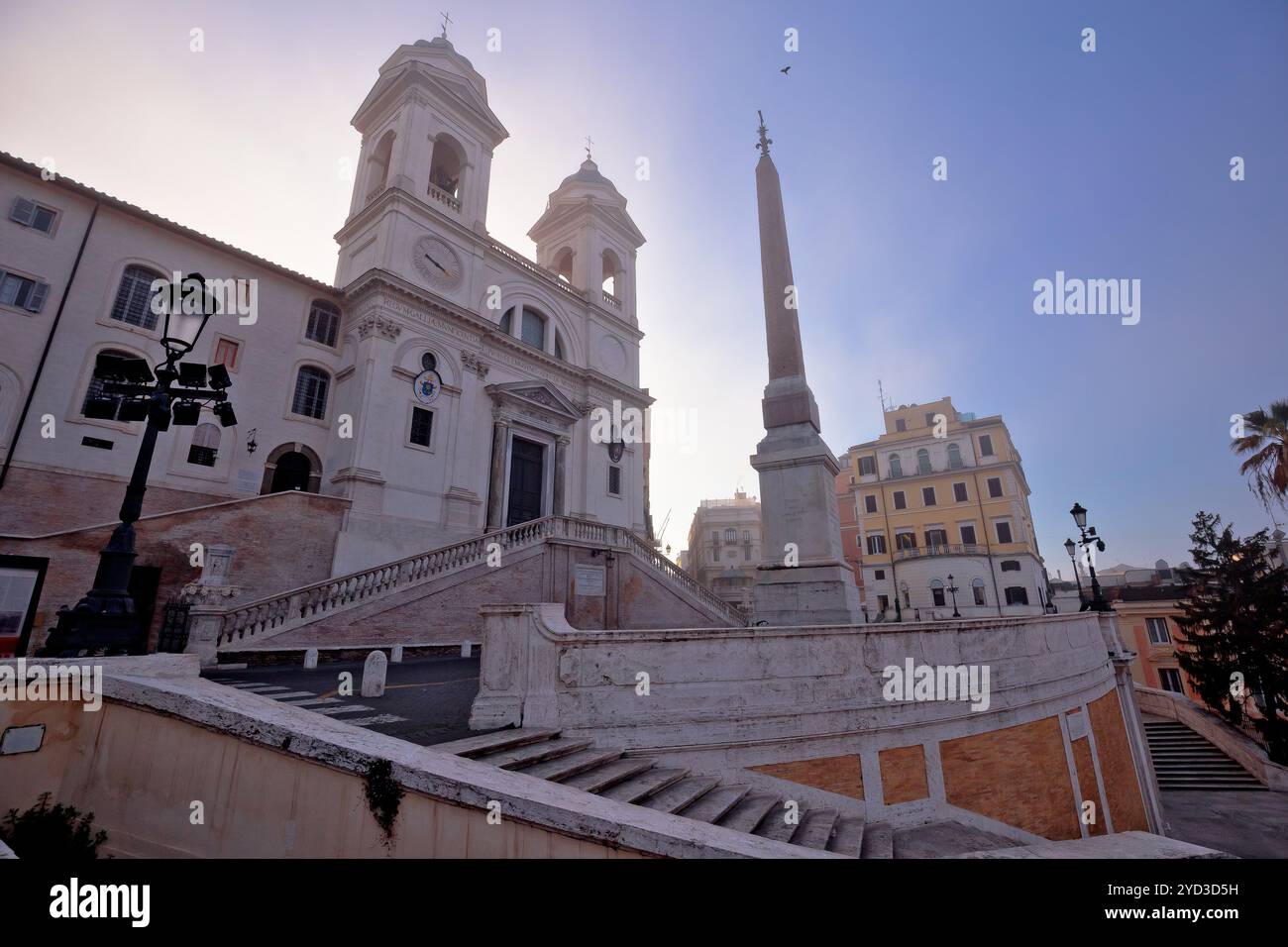 Die Kirche der Santissima TrinitÃ dei Monti oberhalb der Spanischen Treppe in Rom mit Blick auf den Morgensonnenaufgang Stockfoto
