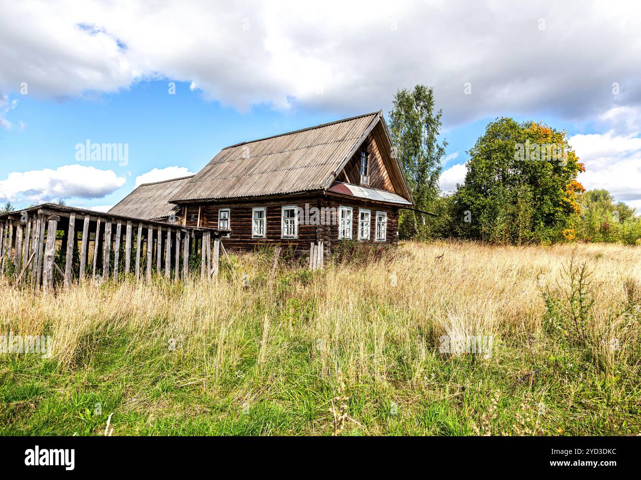 Verlassenes altes ländliches Holzhaus im russischen Dorf Stockfoto