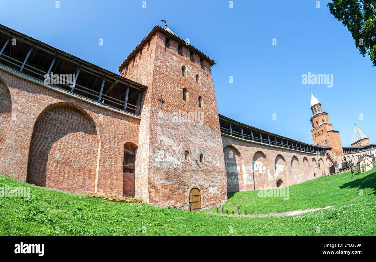 Die rote Backsteinmauer des Kremls Nowgorod mit den Wachtürmen Knjaschaja (des Fürsten) und Kokuy. Weliki Nowgorod, Russland Stockfoto