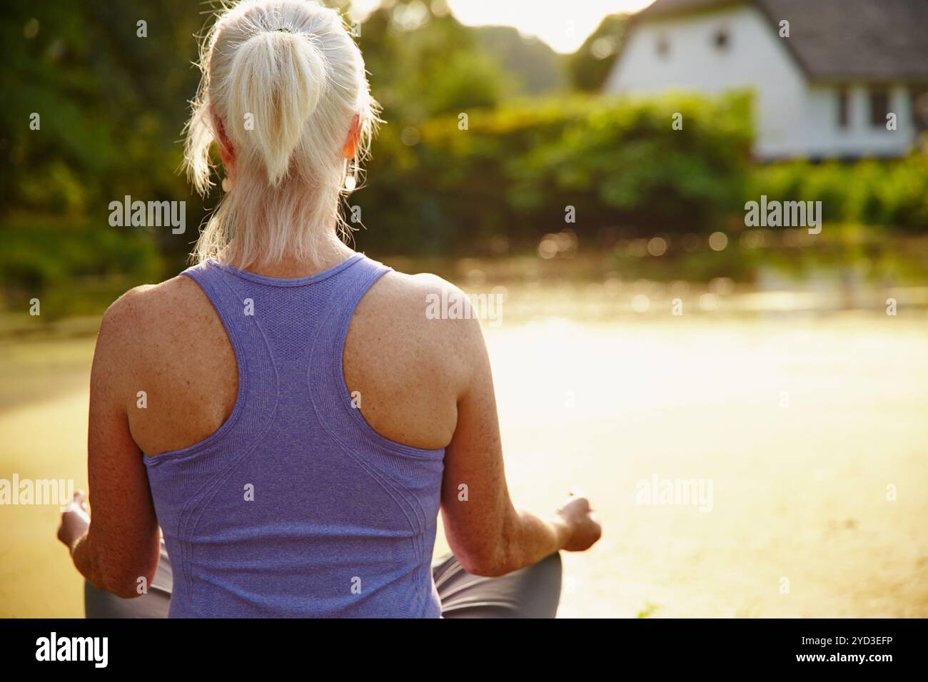 Seniorin, Outdoor und zurück für Yoga, Meditation und Achtsamkeit für die Heilung von Chakra. Weibliche Person, Blick auf den Fluss und ganzheitliche Pose für spirituelles Stockfoto