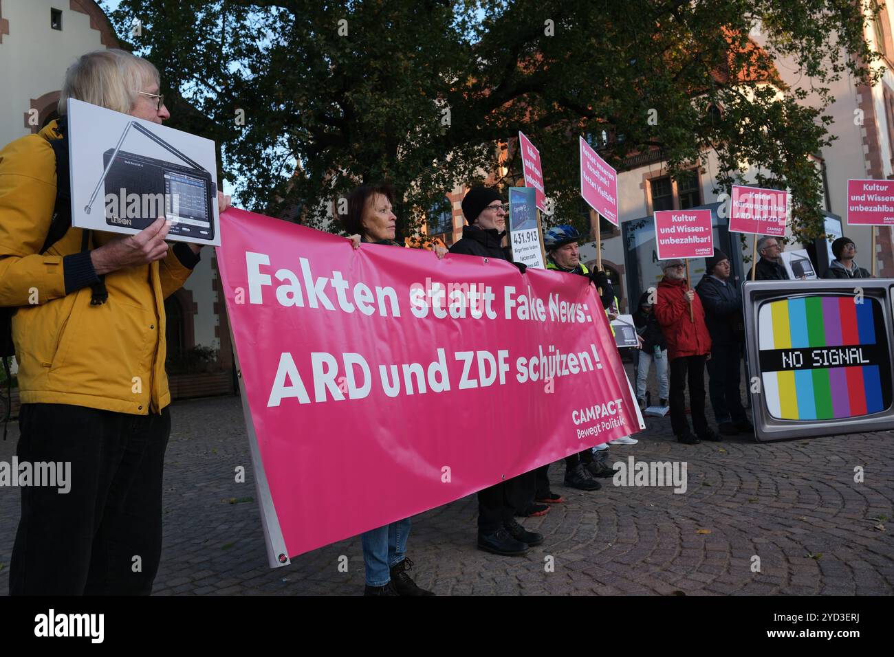 Leipzig, Deutschland. Oktober 2024. Aktivisten der Kampagne „Campact“ treffen sich vor der Kongresshalle. Auf einem Banner steht „Fakten statt Fake News: ARD und ZDF schützen!“. Sie demonstrieren im Rahmen der dort stattfindenden Ministerkonferenz gegen Kürzungen des öffentlich-rechtlichen Rundfunks (ÖRR). Quelle: Sebastian Willnow/dpa/Alamy Live News Stockfoto