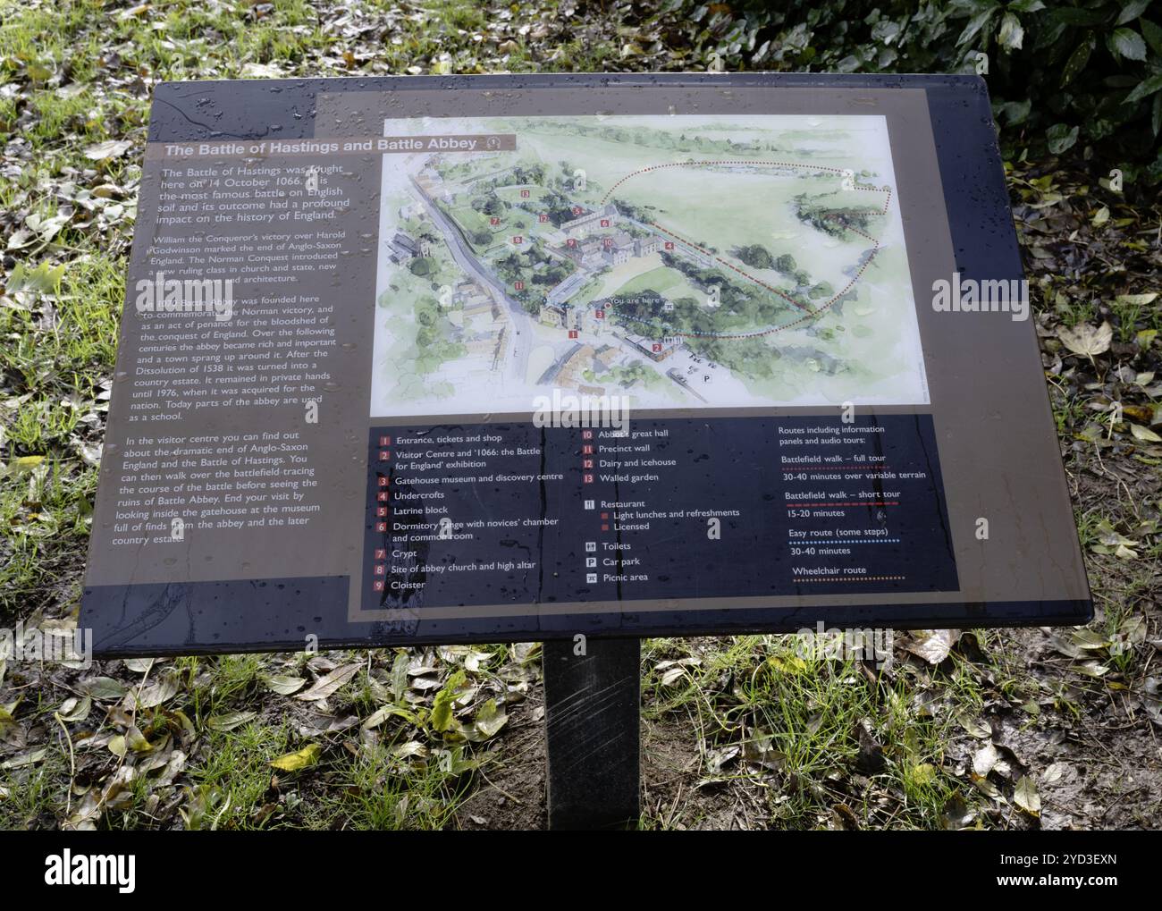 Touristen-/Besucherinformationstafel in Battle Abbey, Battle, East Sussex, England Großbritannien Stockfoto