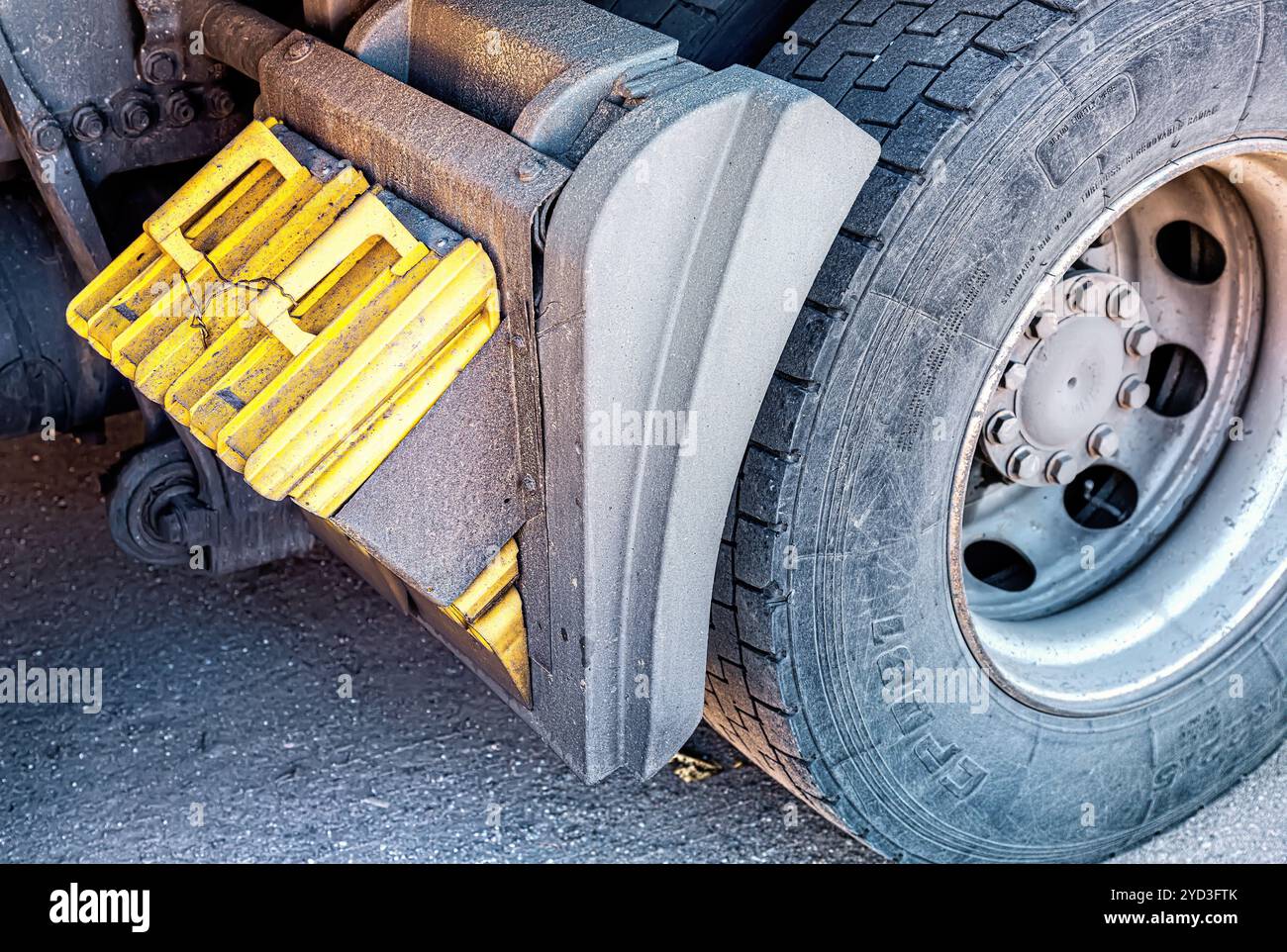 Gelbe Bremsbacken eines Lkw-Fahrzeugs Stockfoto