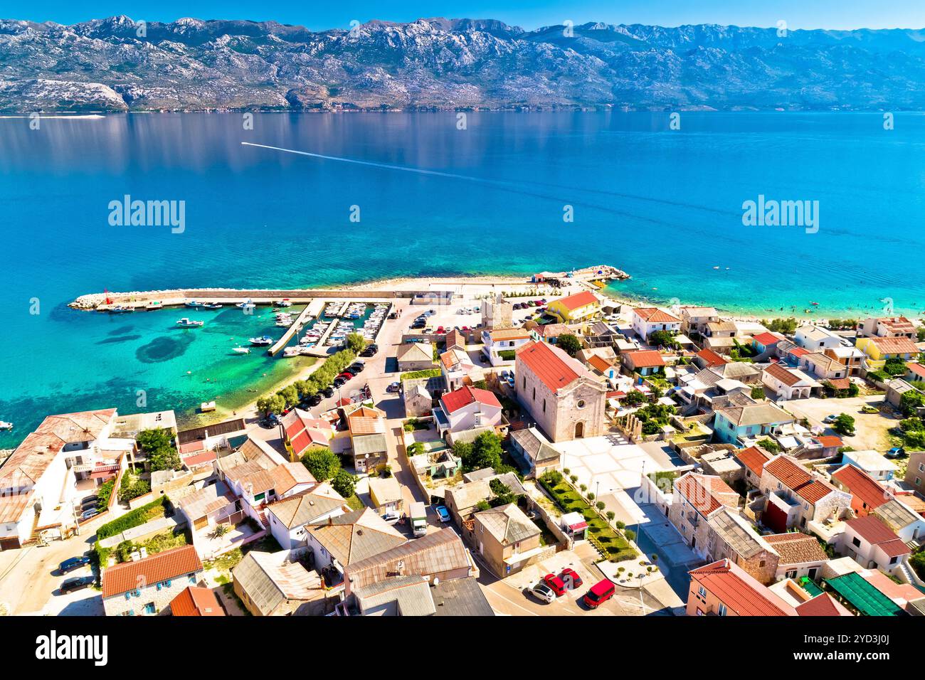 Razanac. Historische Stadt Razanac und Velebit Kanal Luftaufnahme Stockfoto
