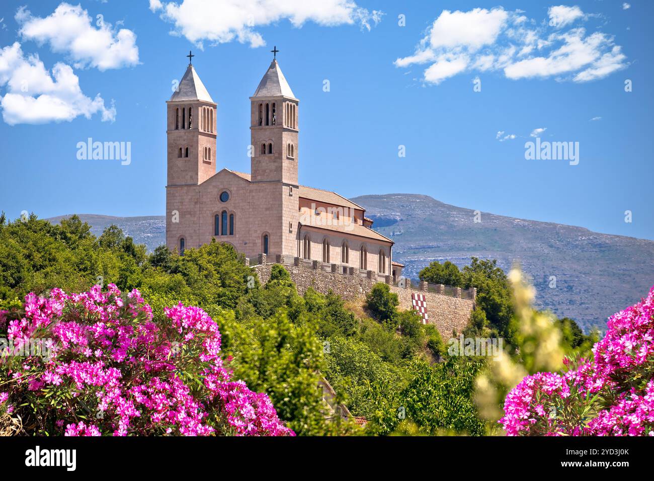 Dorf Kijevo kroatische Kirche auf dem Hügel Stockfoto