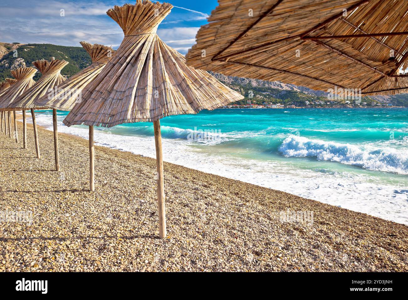 Idyllischer Strand in Baska Sun Shades View, Insel Krk, Kroatien Stockfoto