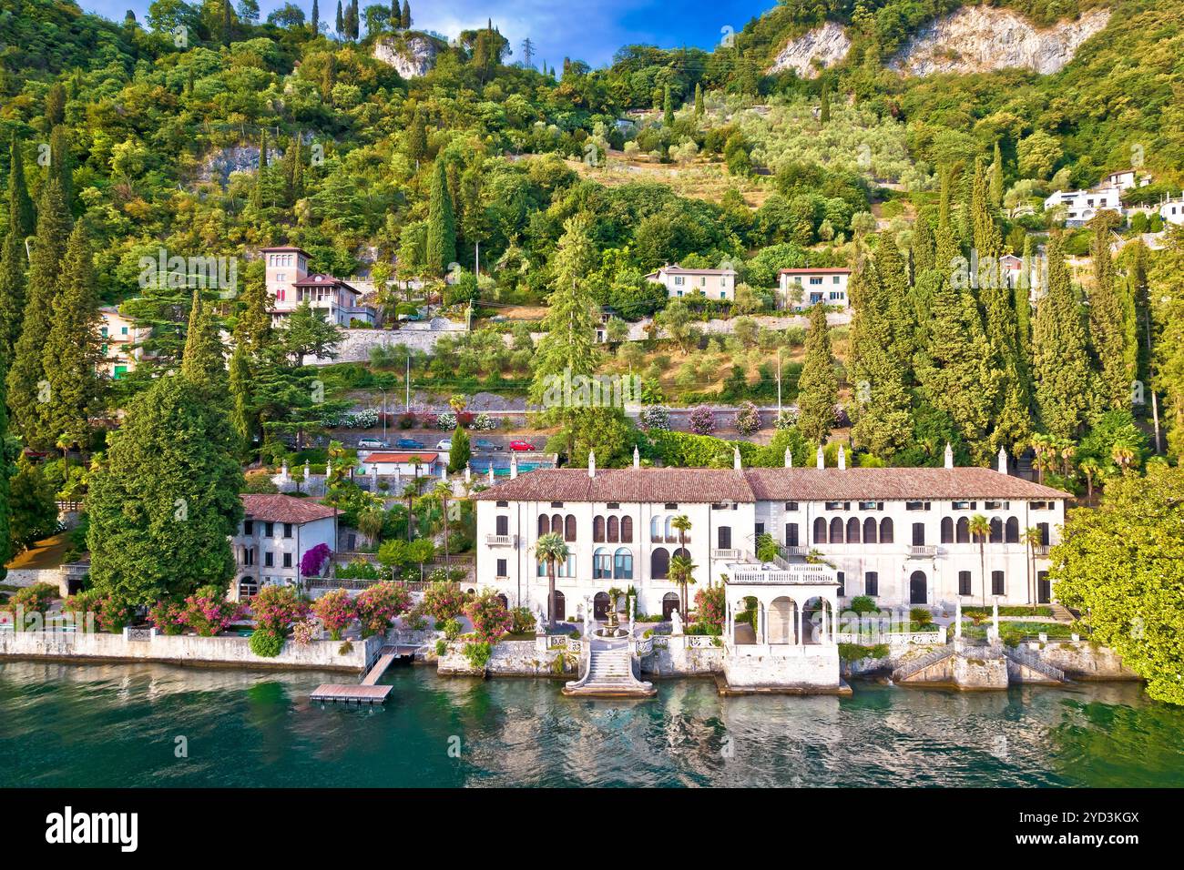 Comer See und Varenna-Villen am Wasser aus der Vogelperspektive Stockfoto