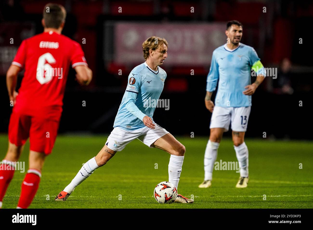 ENSCHEDE, NIEDERLANDE - 24. OKTOBER: Nicolo Rovella von SS Lazio dribbelt mit dem Ball während des Spiels der UEFA Europa League 2024/25 League Phase MD3 zwischen dem FC Twente und S.S. Lazio im FC Twente Stadium am 24. Oktober 2024 in Enschede, Niederlande. (Foto: Rene Nijhuis/MB Media) Stockfoto
