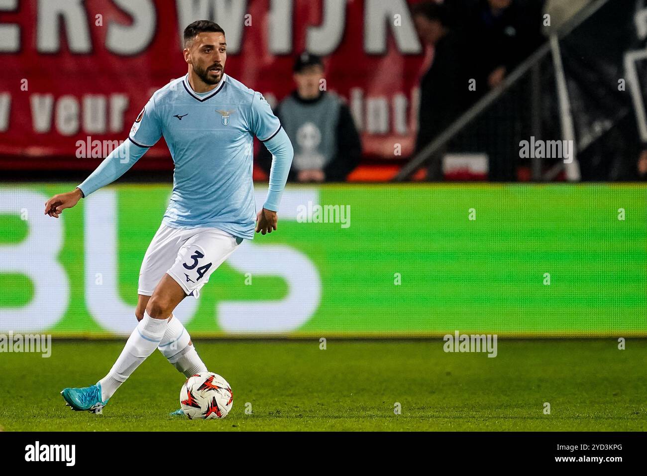 ENSCHEDE, NIEDERLANDE - 24. OKTOBER: Mario Gila von SS Lazio dribbelt mit dem Ball während des Spiels der UEFA Europa League 2024/25 League Phase MD3 zwischen dem FC Twente und S.S. Lazio im FC Twente Stadium am 24. Oktober 2024 in Enschede, Niederlande. (Foto: Rene Nijhuis/MB Media) Stockfoto