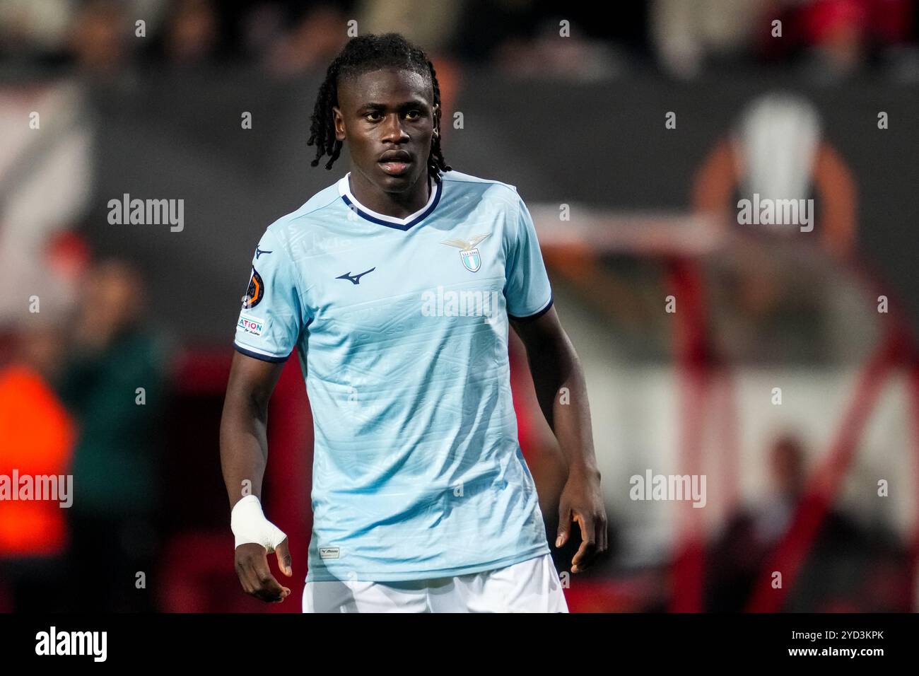 ENSCHEDE, NIEDERLANDE - 24. OKTOBER: Loum Tchaouna von SS Lazio sieht beim Spiel der UEFA Europa League 2024/25 League Phase MD3 zwischen dem FC Twente und S.S. Lazio im FC Twente Stadium am 24. Oktober 2024 in Enschede, Niederlande, an. (Foto: Rene Nijhuis/MB Media) Stockfoto