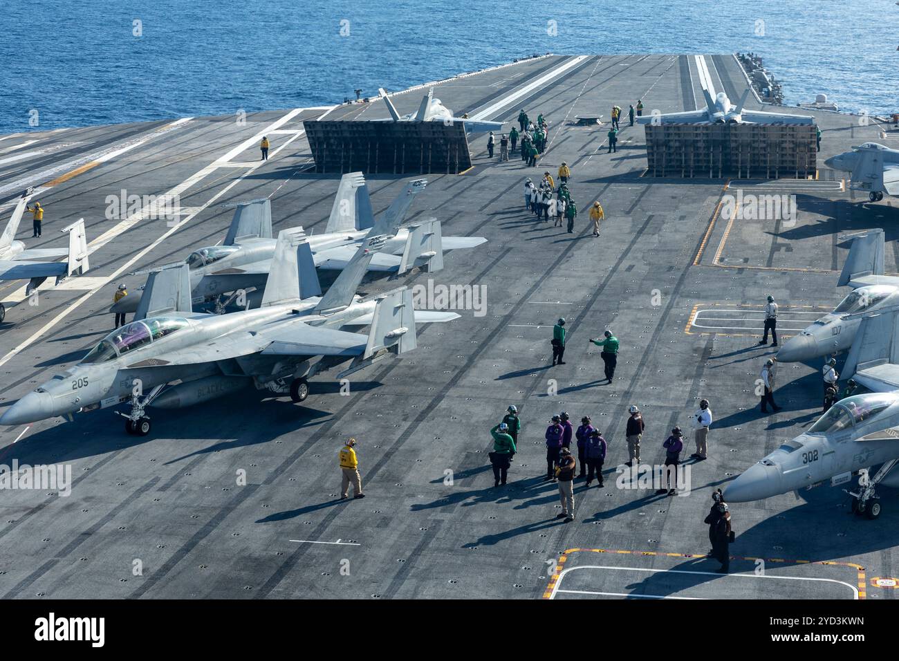 ATLANTIK (23. Oktober 2024) Seeleute an Bord des größten Flugzeugträgers der worldÕs, USS Gerald R. Ford (CVN 78), führen Flugoperationen im Atlan durch Stockfoto