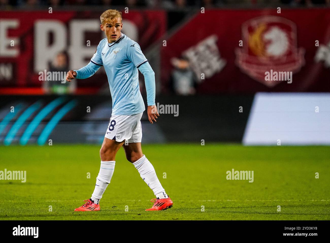 ENSCHEDE, NIEDERLANDE - 24. OKTOBER: Gustav Isaksen von SS Lazio sieht beim Spiel der UEFA Europa League 2024/25 League Phase MD3 zwischen dem FC Twente und S.S. Lazio am 24. Oktober 2024 im FC Twente Stadion in Enschede, Niederlande, an. (Foto: Rene Nijhuis/MB Media) Stockfoto