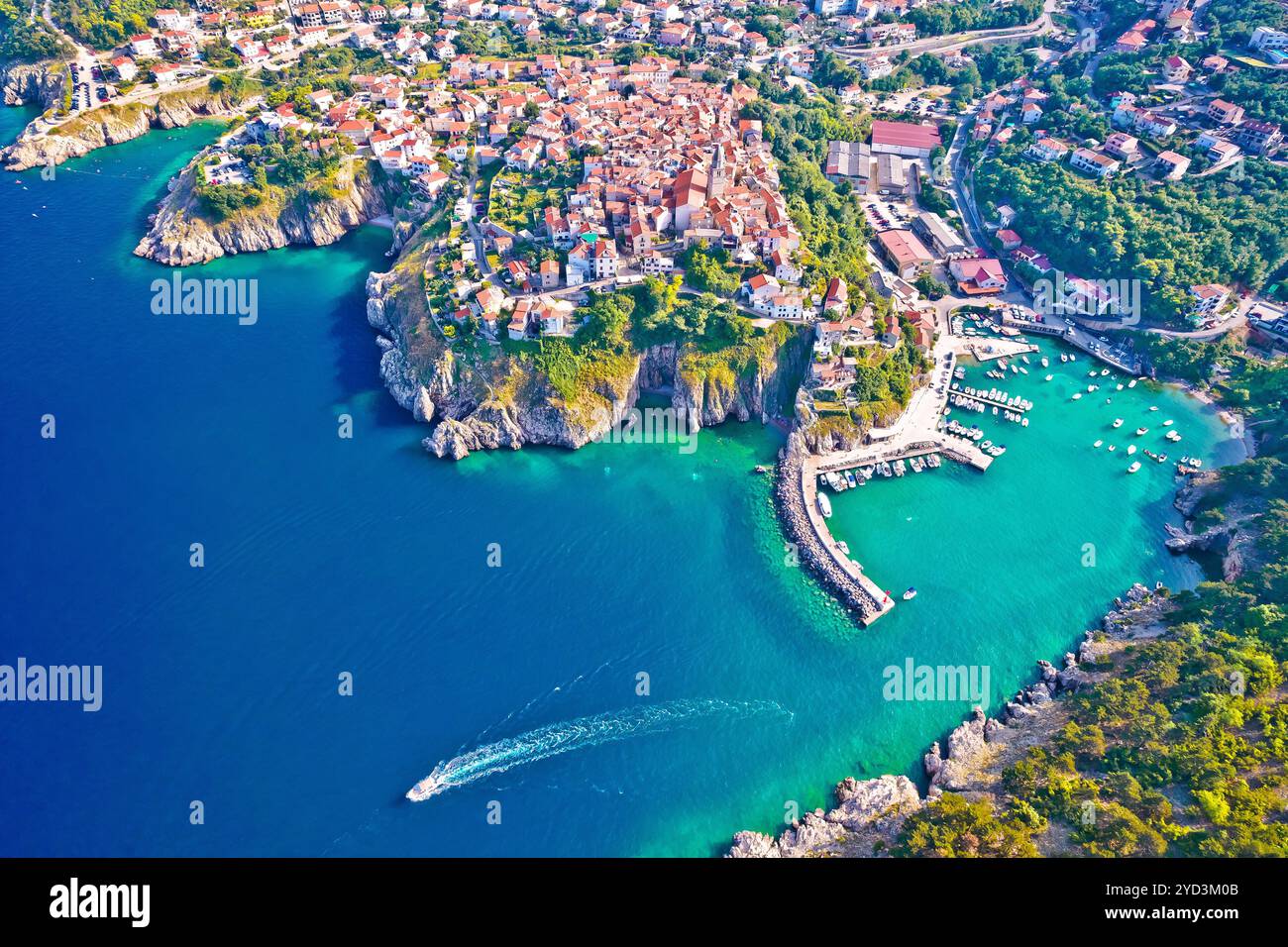 Stadt Vrbnik aus der Vogelperspektive, Insel Krk Stockfoto