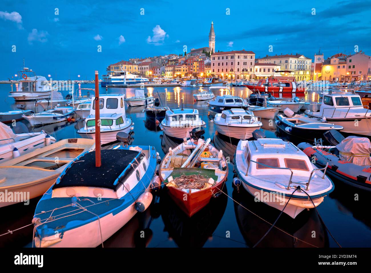 Blick auf den Hafen von Rovinj und die Stadt bei Sonnenaufgang, Halbinsel Istrien Stockfoto