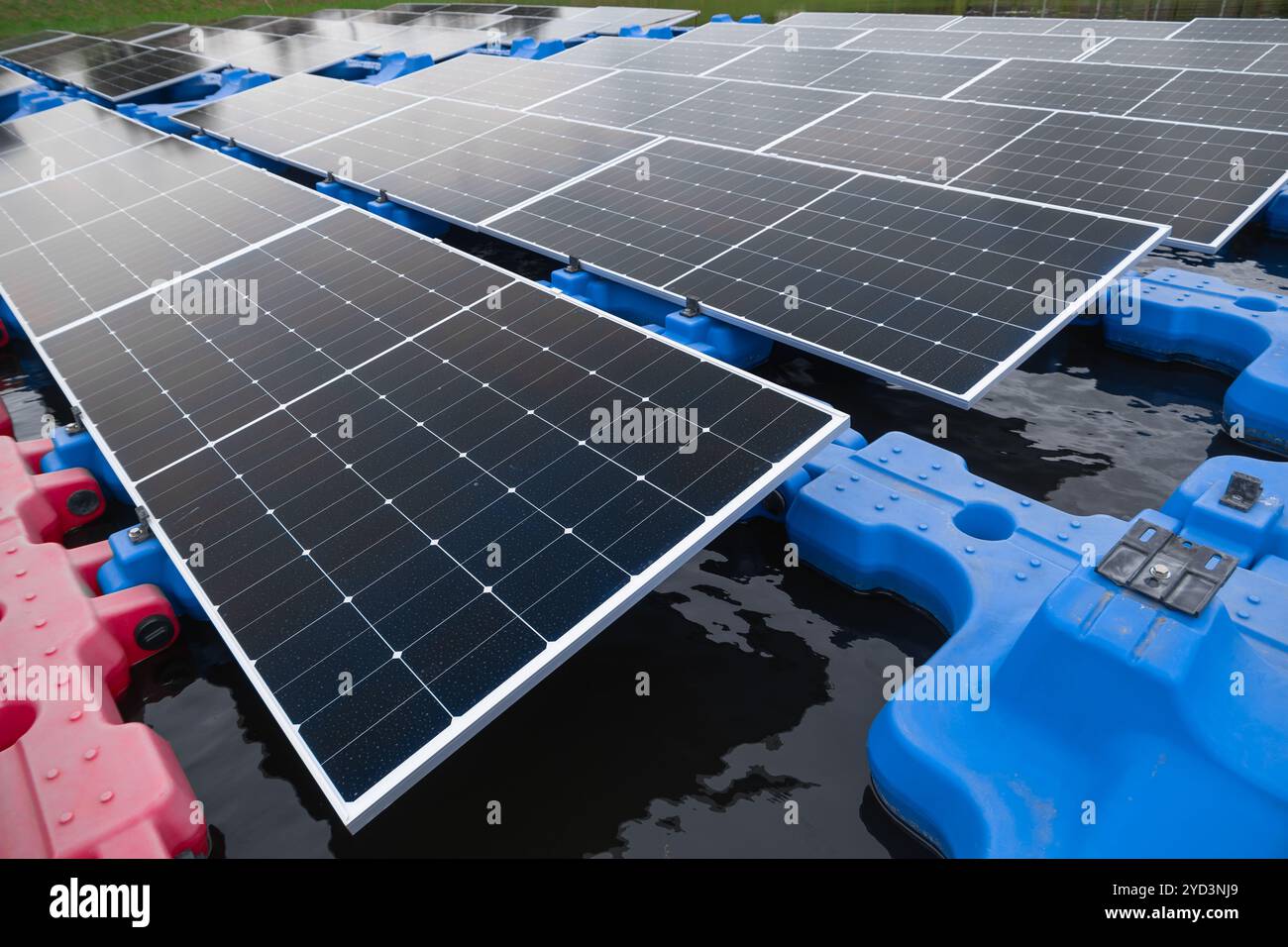 Schwimmendes Solarmodul. Solar-Photovoltaik-Panel PV-System im Industrie-See-Wasserteich. Energieeinsparung mit Clean Power. Stockfoto