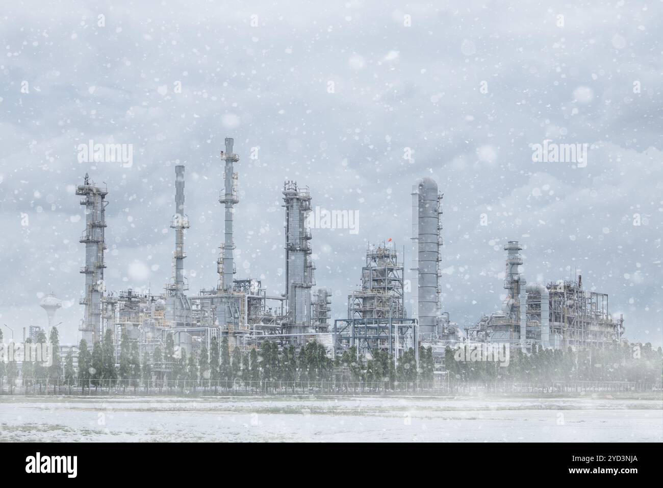 Eine alte Ölraffinerie in Nordpol Schnee Tundra Grasfeld Schneesturm. Erdöl- und Erdgaserzeugung Energieerzeugung in Sibirien im Winter. Stockfoto